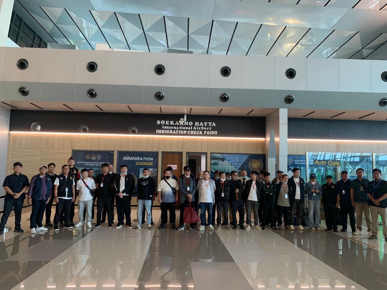 Pelaksanaan Tindakan Administratif Keimigrasian Berupa Pendeportasian Terhadap 26 (Dua Puluh Enam) Orang Warga Negara Asing (WNA) Asal Republik Rakyat Tiongkok (RRT) Melalui Bandar Udara Internasional Soekarno-Hatta